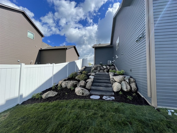 Choosing the Right Fencing Material: Wood vs. Vinyl vs. Metal