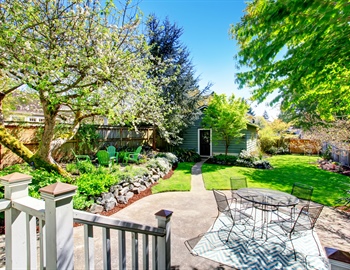 Designing a Backyard Patio for Entertaining Guests: Expert Layout & Features